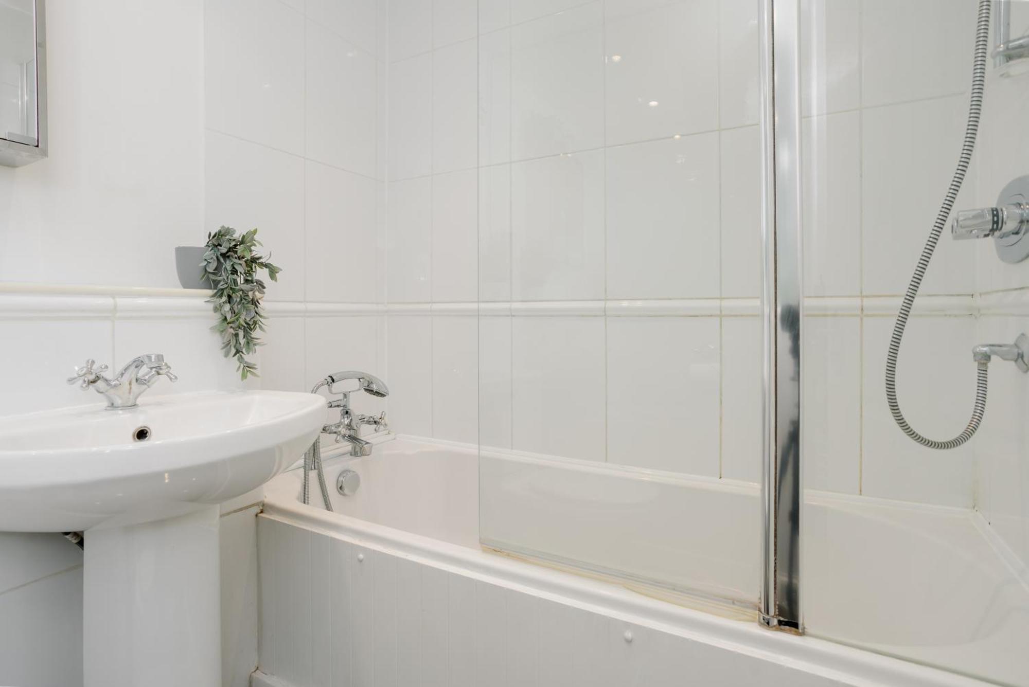 Starhost Residences - Central 3 Bed Apartment At Regents Court, Newbury Newbury  Exterior photo