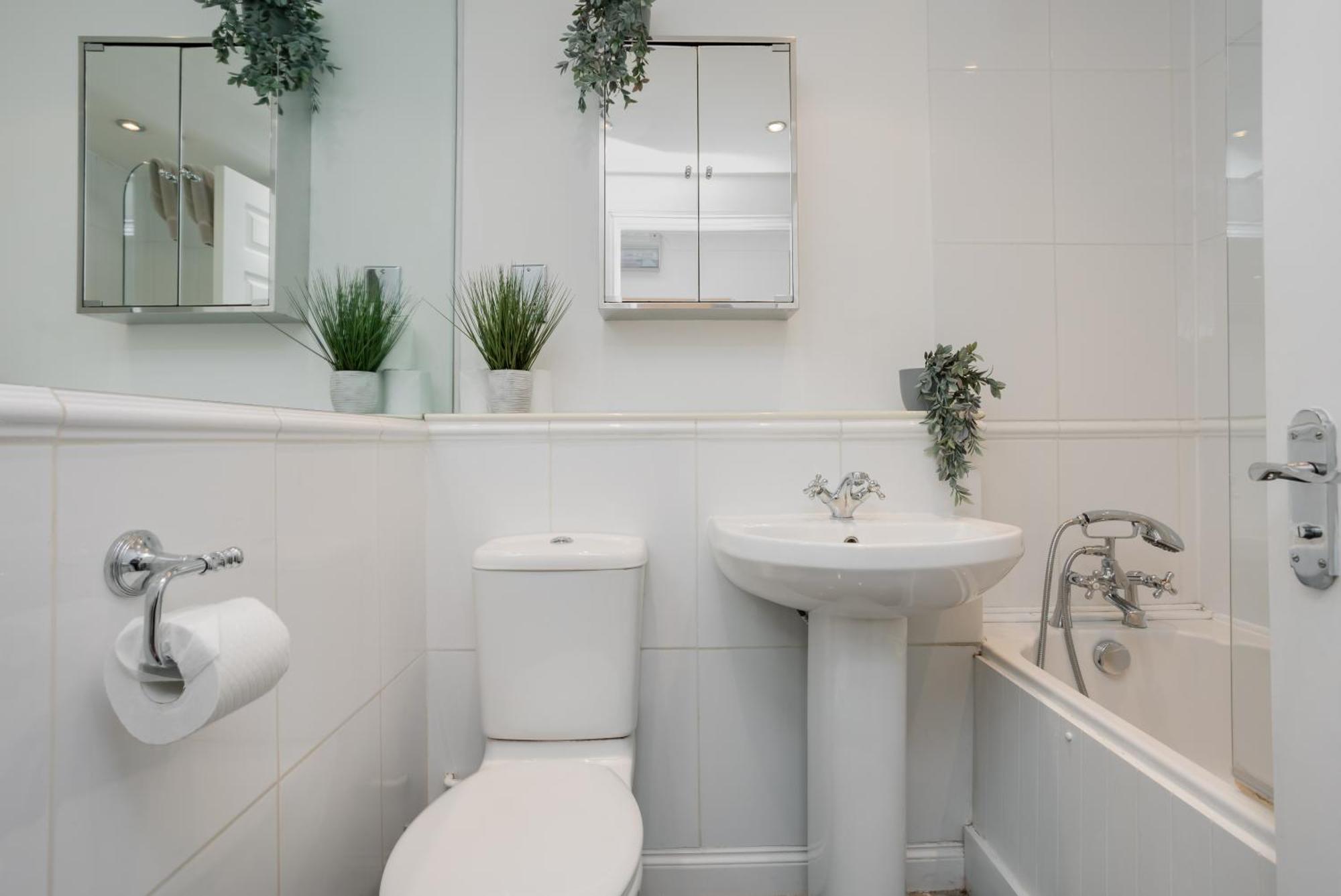 Starhost Residences - Central 3 Bed Apartment At Regents Court, Newbury Newbury  Exterior photo
